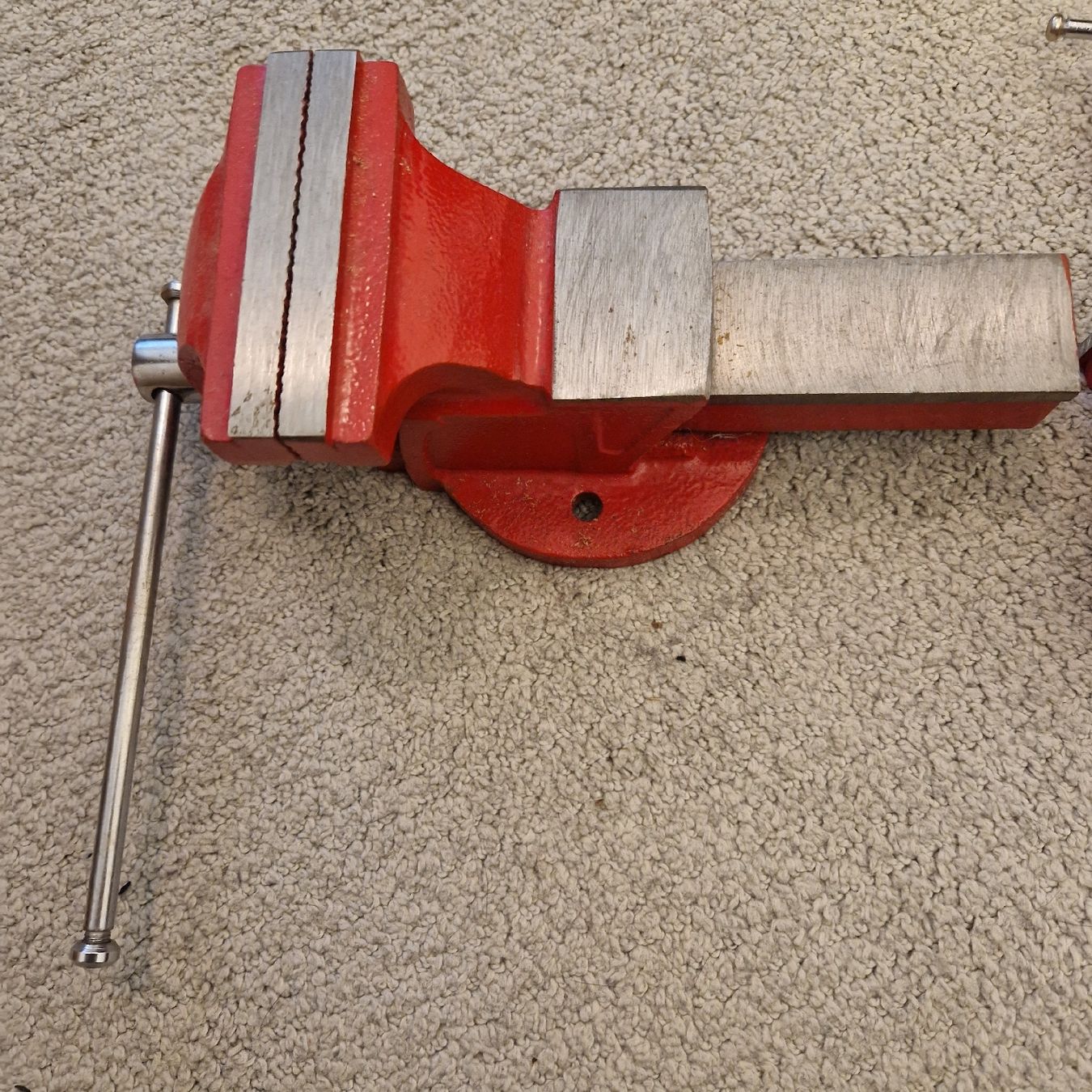 Tutti gli attrezzi: 2 Robust Red Vises for Workshop or Garage – Nuovo (secondo la descrizione) da Rüschlikon venduto da -J05u3- 1