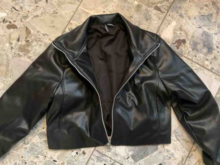 Jacke H&M Kunstleder schwarz kurz neuwertiger Zustand