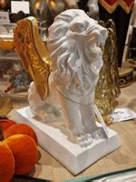 Brüllender Löwe weiss mit Flügel gold