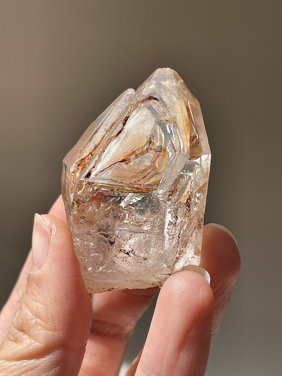 Minerali & Pietre curative: Madagaskar Skelette Fenster Kristall – Usato da Schiers venduto da sisikristall