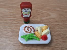 Grillschnecke mit Wedges und Kefen auf Keramik Teller
