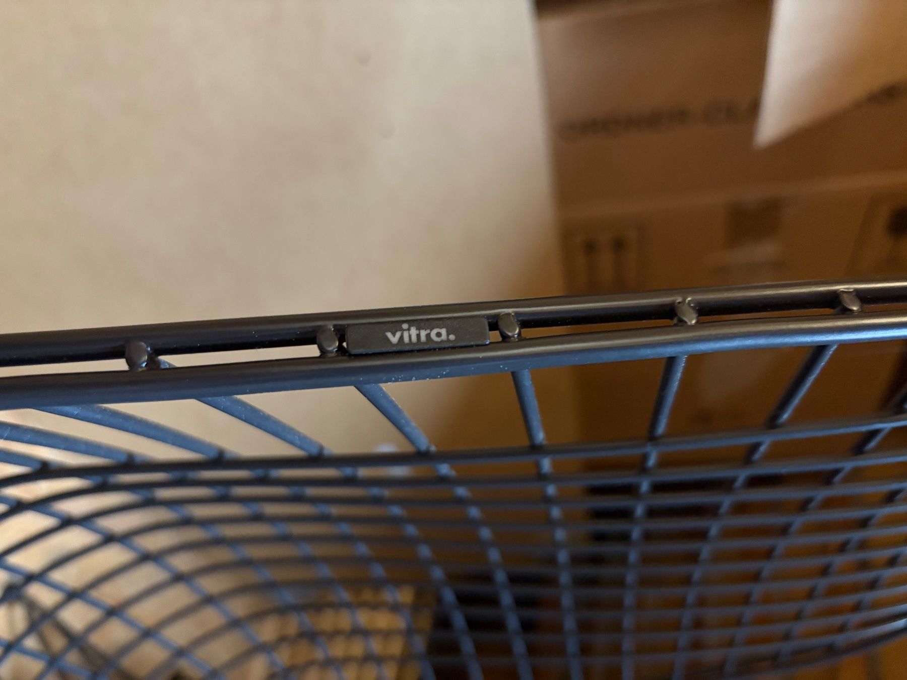 Set di tavolo e panche: Vitra Bistrotisch und Stühle – Nuovo (secondo la descrizione) da Zürich venduto da sab_7x2d 3