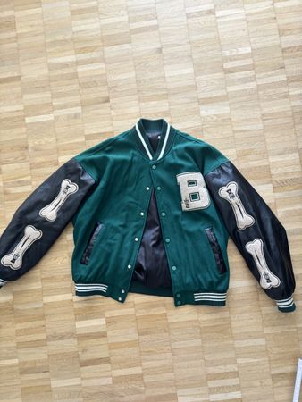 College Jacke grün schwarz mit Knochen Applikation L