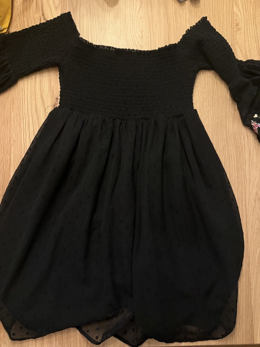 Zara Kleider: Black Zara Basic smocked off-shoulder dress - Size XS – Gebraucht aus Emmenbrücke von jan_nx7j 1