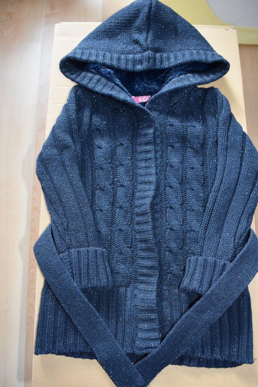 Maglioni & Felpe: Strickjacke blau m. Glitzerfäden, Gr. 98 – Nuovo (secondo la descrizione) da Grüsch venduto da Wiiwarm