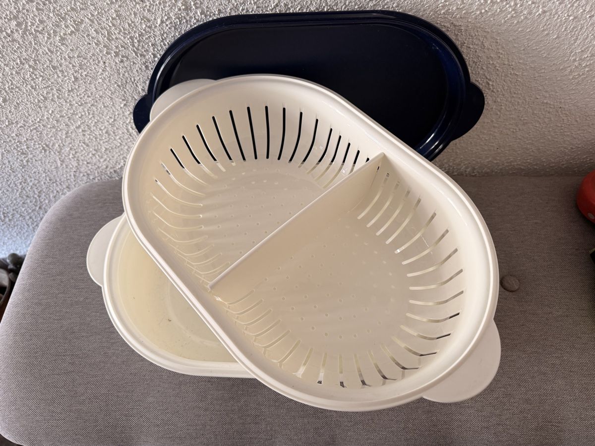 Tupperware Behälter & Ähnliches: Tupperware Super Servierstar 4.0 L neu dunkelblau/weiss – Neu (gemäss Beschreibung) aus Bellikon von Schwoscht 2