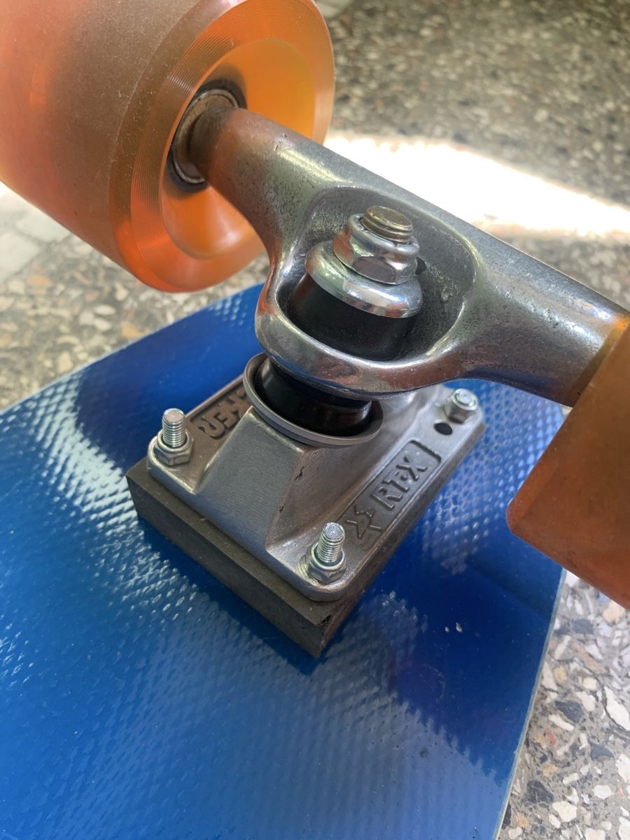 Skateboards: Longboard blau mit Tracker Race Trax trucks – Usato da Zürich venduto da MerlinLev 4