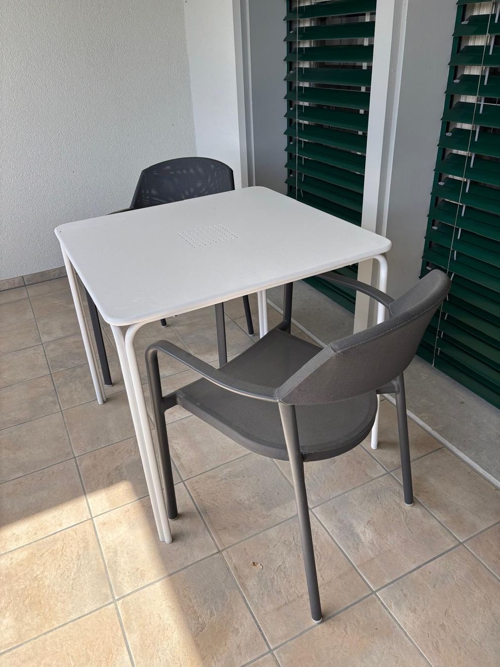Set di tavolo e panche: Gartentisch klein aus Metall mit 2 Stühlen – Usato da Bubikon venduto da lontalk