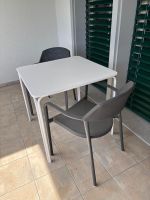 Kleiner Gartentisch mit 2 Stühlen