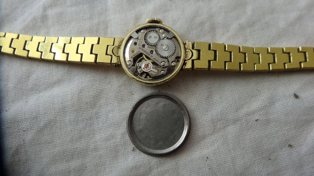 Tissot Montres: TISSOT SEHR KLEINE DAMEN UHR.HANDAUFZEUG.NICHTLAUFT-- – D'occasion à zürich par ahmad01 7