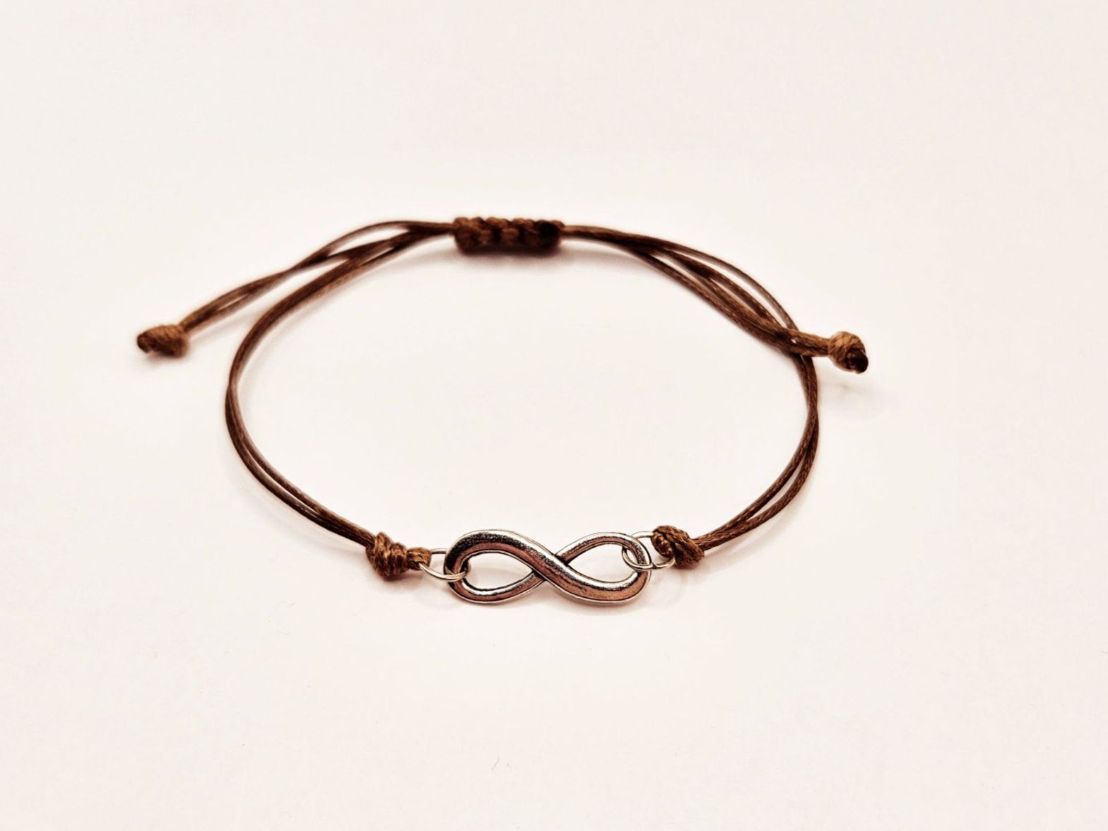 Bracciali & Braccialetti: Damenarmband Makramee Braun Infinity Symbol Silber One Size – Nuovo e nell'imballaggio originale da Thalwil venduto da Seesteine