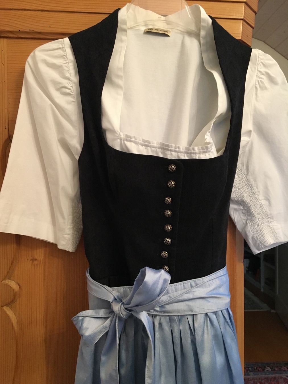 Kleider: Dirndl „Gottseidank“ komplett – Gebraucht aus Siebnen von Starlauf