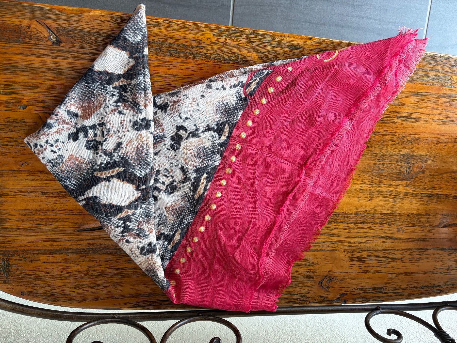Guess Foulard & Sciarpe: Foulard GUESS 115/115 cms – Usato da Martigny venduto da Sessalie 2