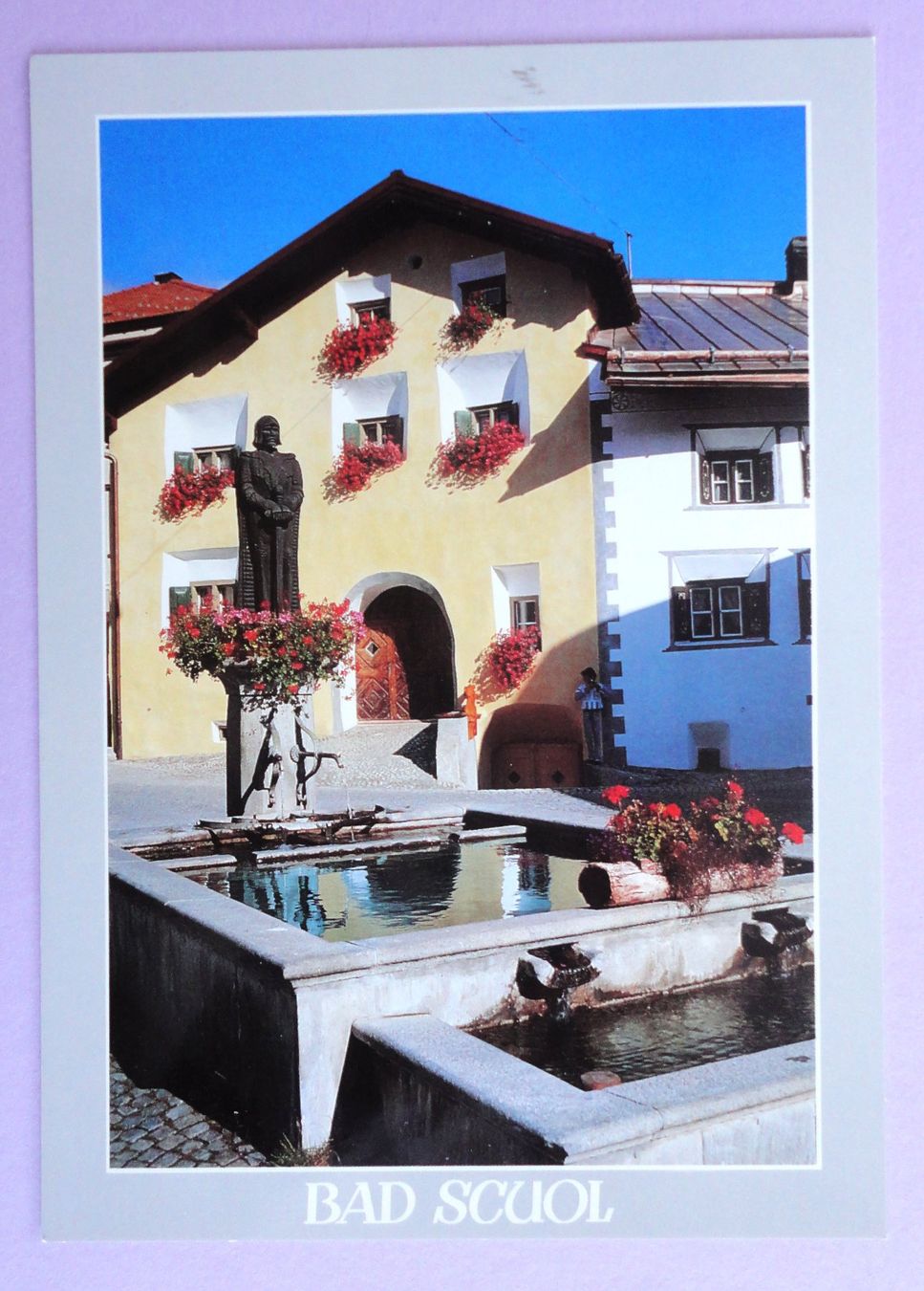 Cartoline postali: Bad Scuol, Dorfplatz mit Margnabrunnen – Usato da Fétigny venduto da Billy2miny