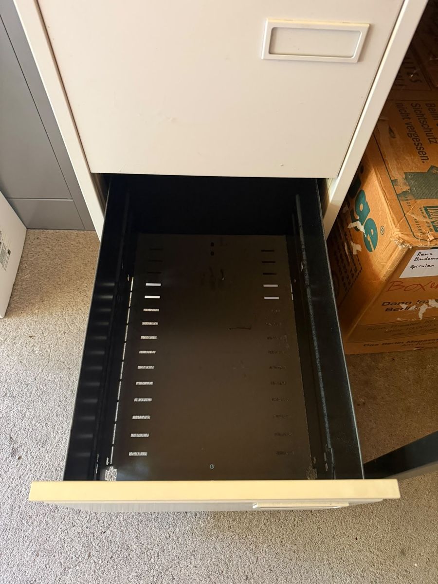 Schränke: Metalschrank mit 4 Schubladen  – Gebraucht aus forch von Draechli789 4