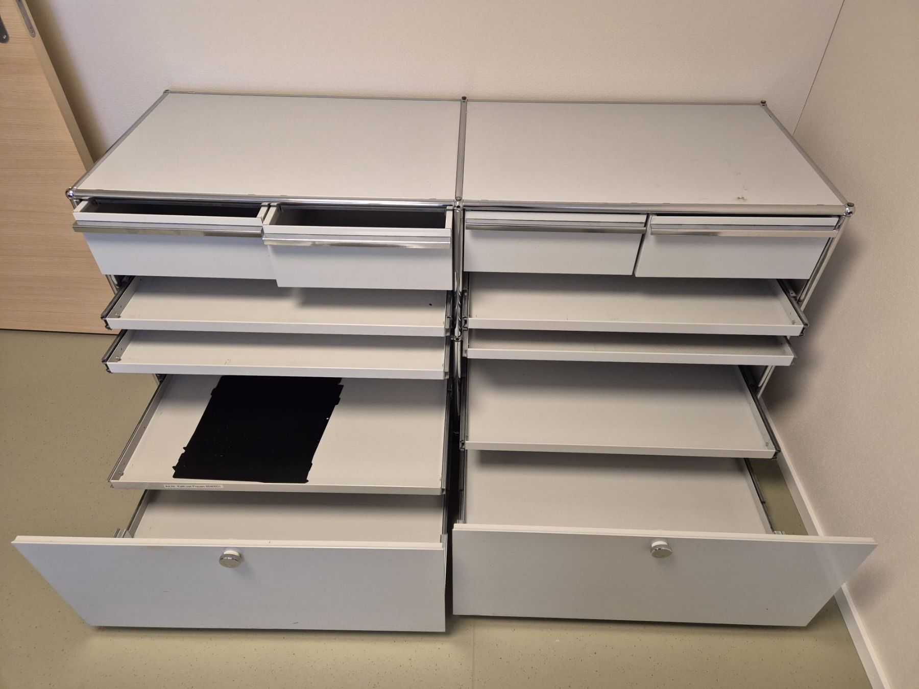 USM Cassettiere: USM Haller Kommode lichtgrau – Usato da Ziefen venduto da ginggernillis 4