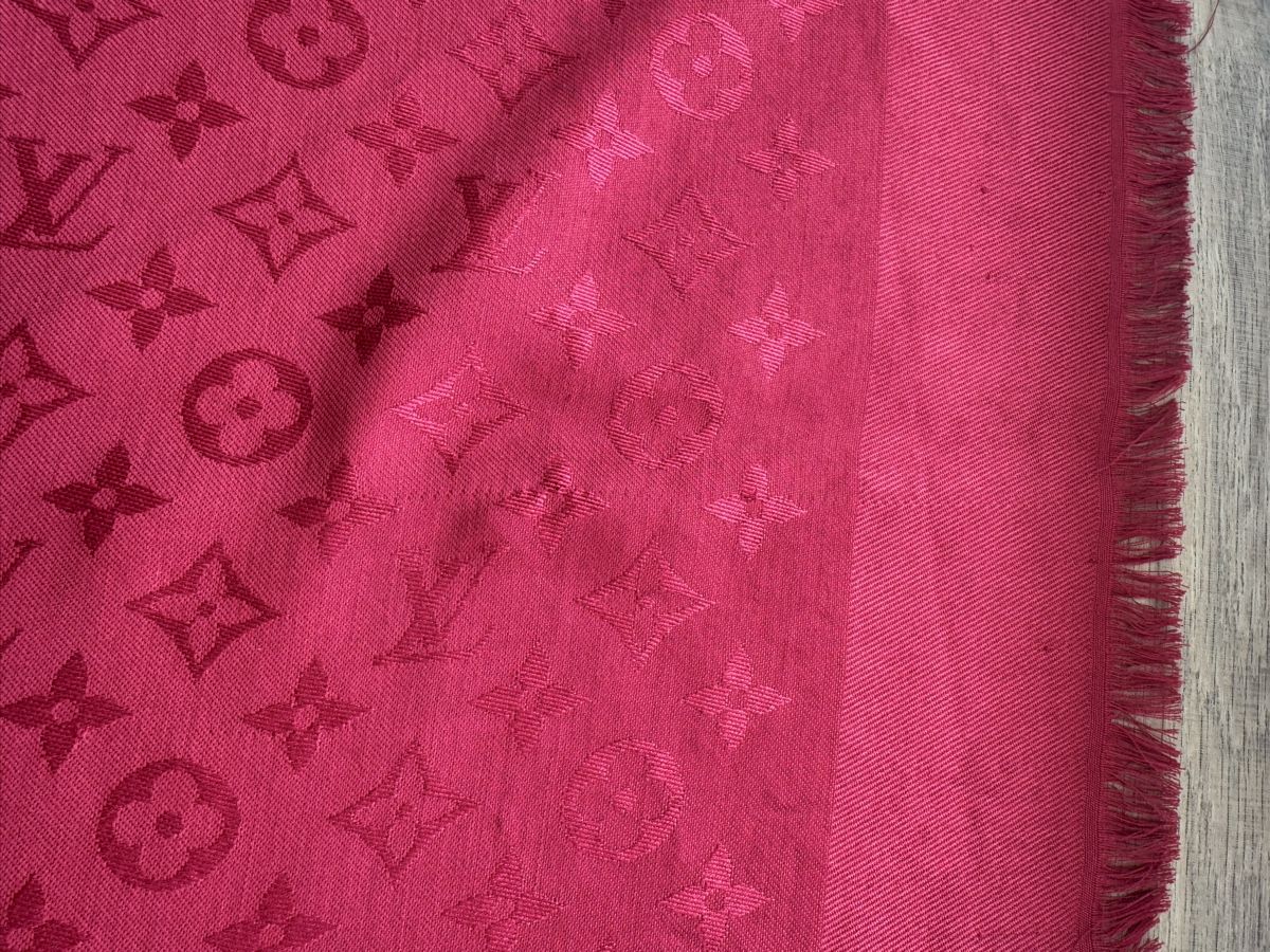 Louis Vuitton Foulard & Sciarpe: Louis Vuitton Monogram Classic Scarf with Box - Red – Usato da Meilen venduto da vic_9wmf 5
