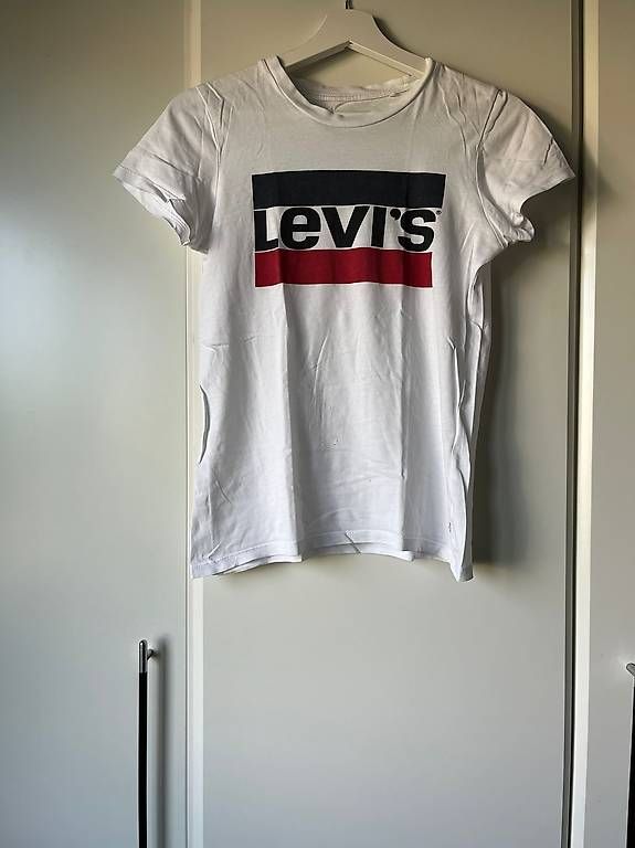 T-shirt: Levi's T-Shirt Weiss Damen Basic Logo – Usato da Romanshorn venduto da lap_zx8f 1