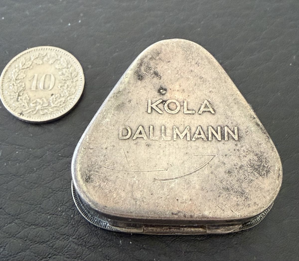 Barattoli: Kola Dallmann Dose um 1920, versilbert, selten – Usato da Binningen venduto da Cchatz