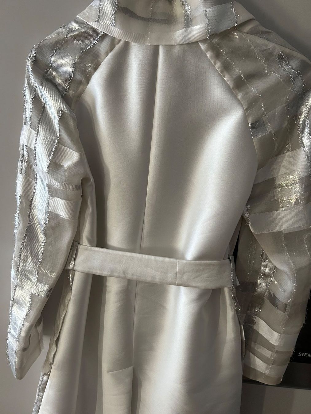 Mäntel: Silk silver/white trench coat by Blumarine – Gebraucht aus Biel/Bienne von zit_v5yc 3
