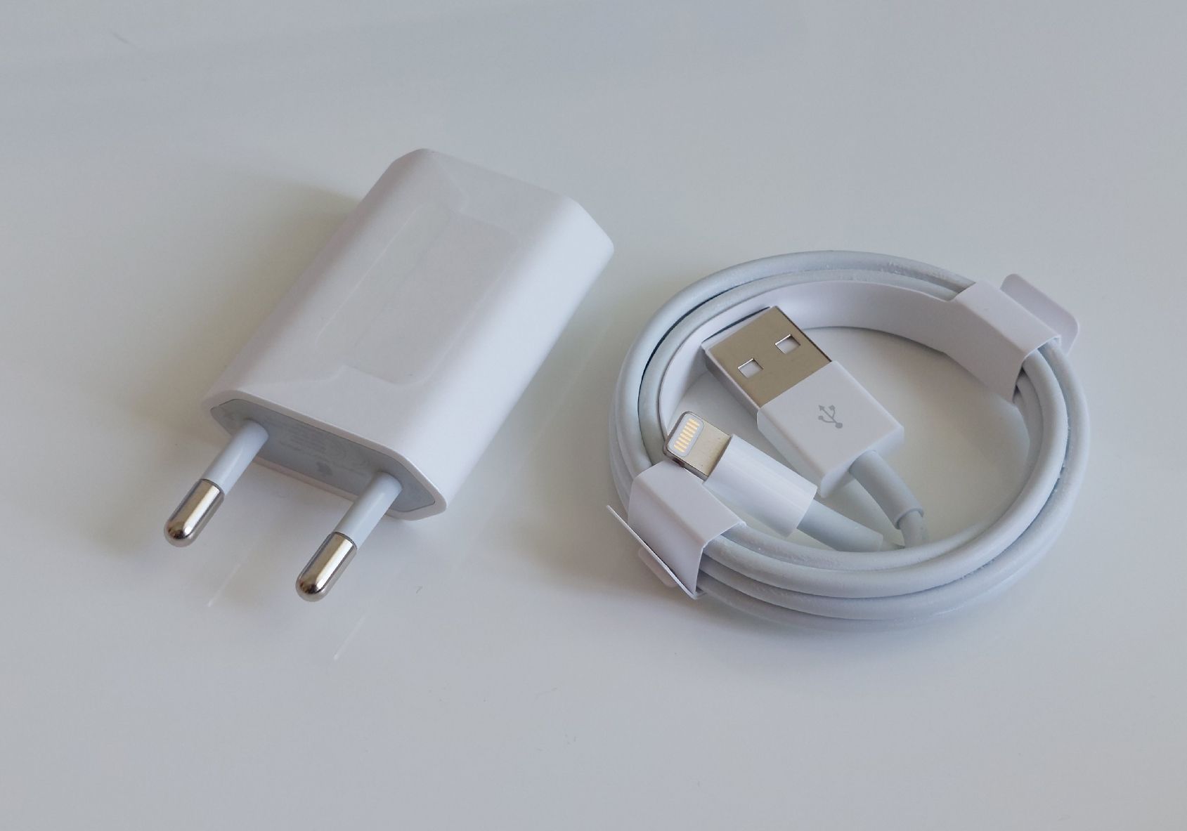 Apple Ladegeräte: Apple Stecker und Lightning Ladekabel – Neu und originalverpackt aus Pfäffikon SZ von max_5ylc