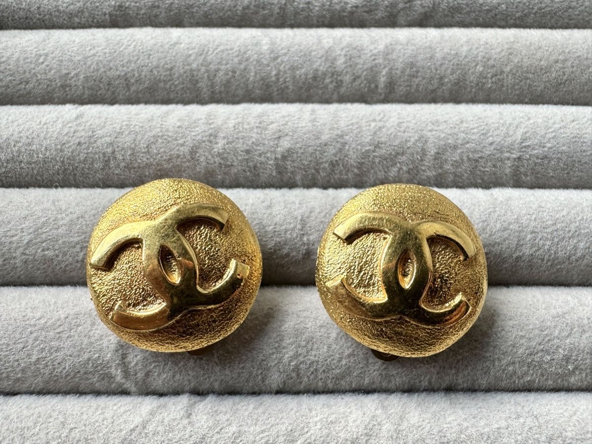 Chanel Ohrringe & -stecker: Chanel Gold CC Ohrclips Vintage – Gebraucht aus Kriens von hannaandkiko 2