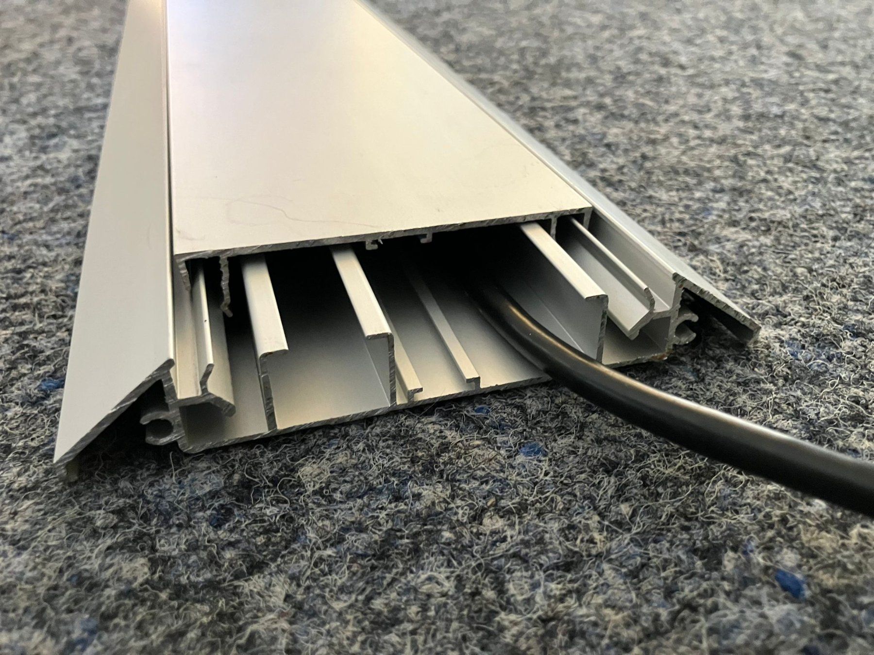 Tappetini fitness: Aufbodenkanal Floortrack Hager 1 Meter – Nuovo (secondo la descrizione) da Bassersdorf venduto da alu_ps66 1