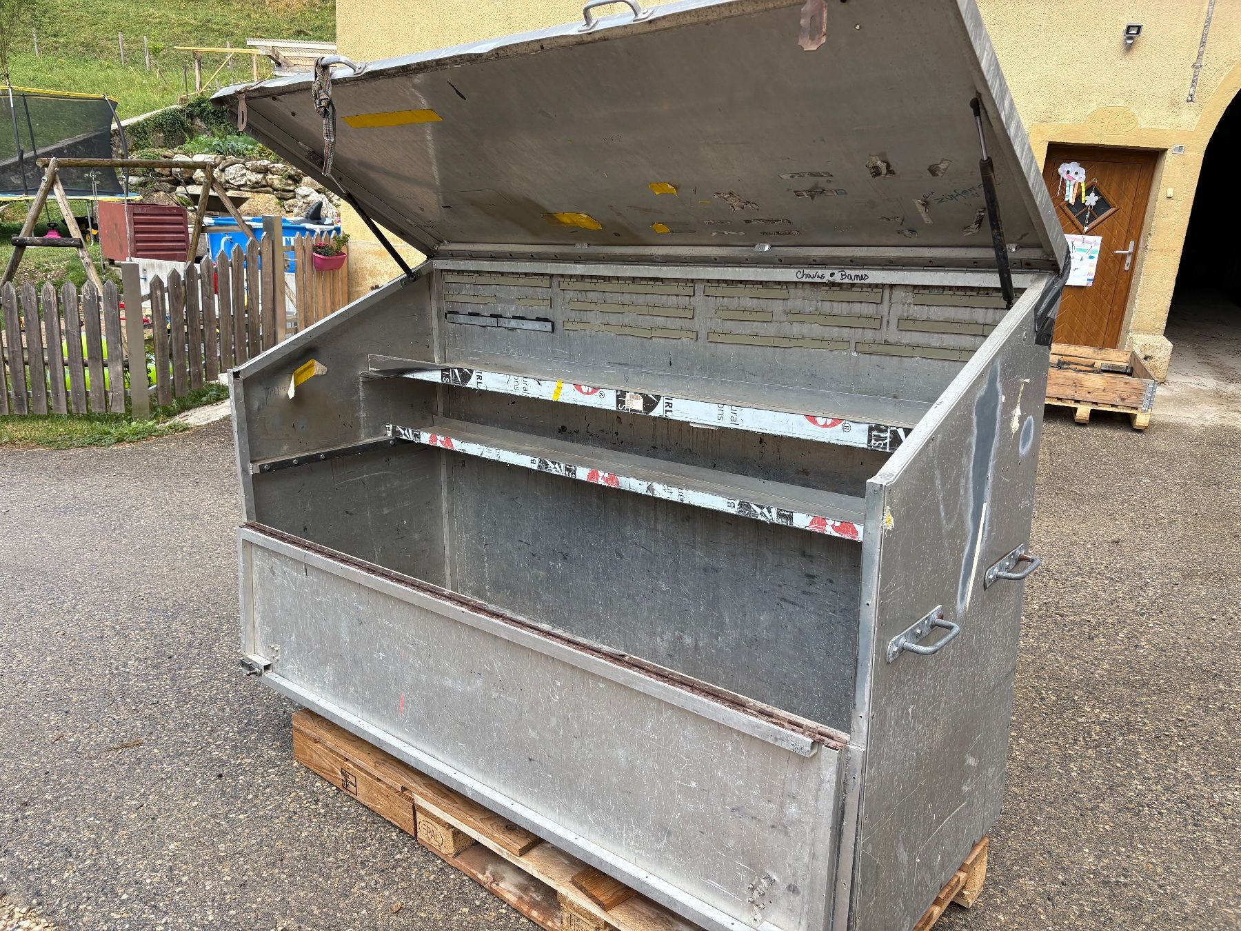 Truhen: coffre à outils en aluminium – Gebraucht aus Lignerolle von Yannlignerolle
