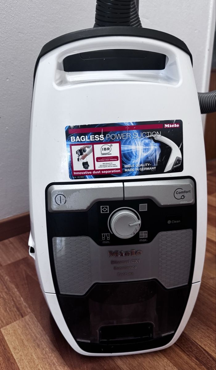 Miele Aspirapolveri & Accessori: Miele Blizzard CX1 beutellosen Staubsauger – Usato da Mönchaltorf venduto da gol_pg75