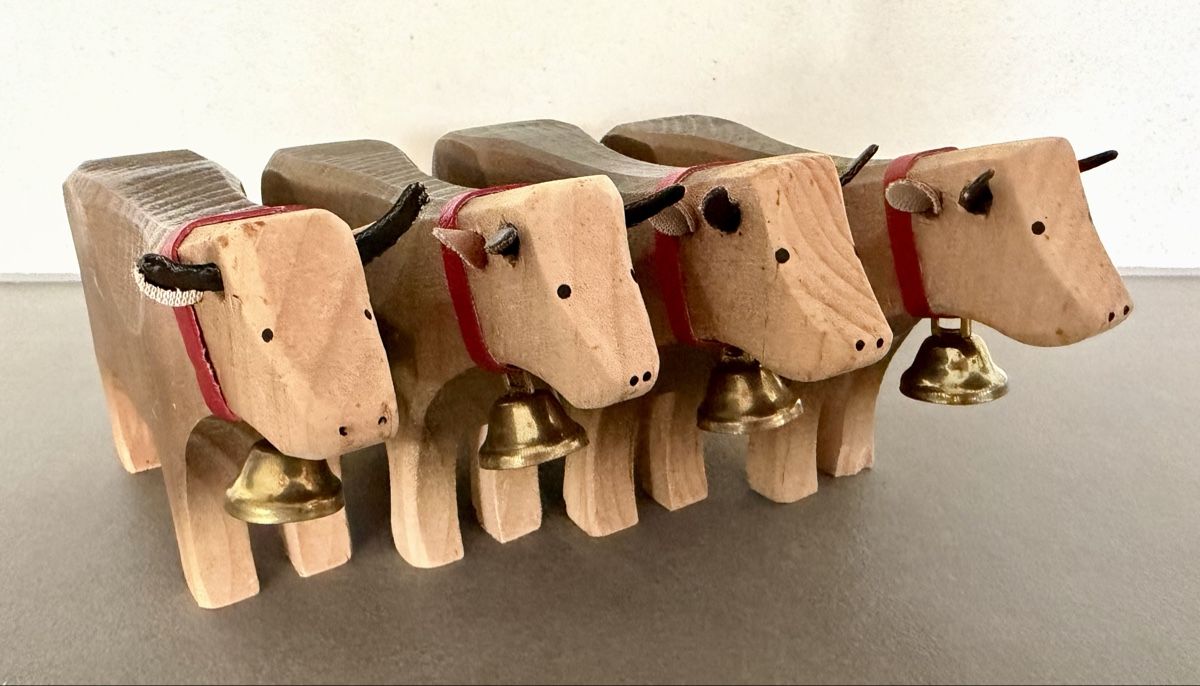 Spielzeuge: 4 Holzkühe mit Gebrauchsspuren – Gebraucht aus Oberhasli von anzis