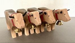 4 Holzkühe mit Gebrauchsspuren