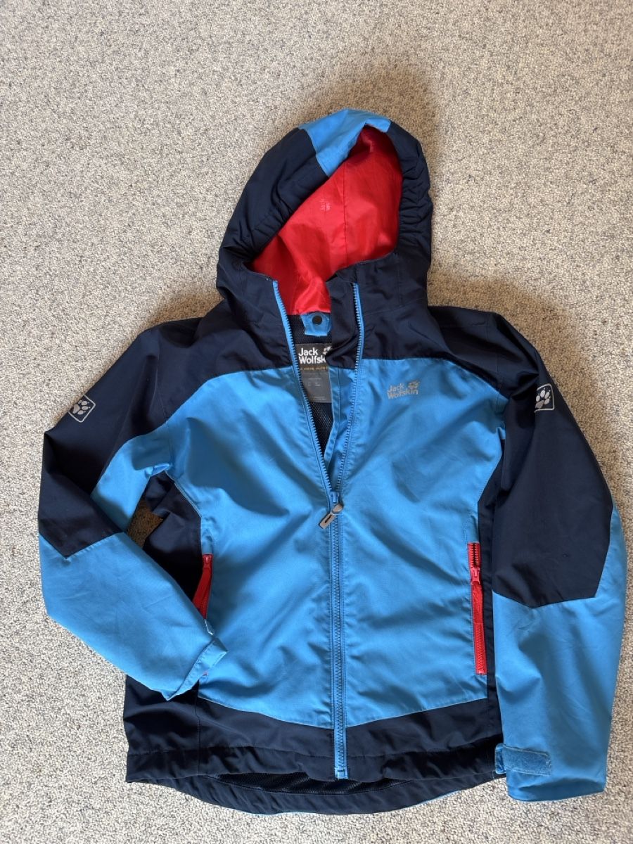 Jack Wolfskin Giacche: Jack Wolfskin Kinder Jacke, Grösse 140, Top Zustand! – Usato da Hombrechtikon venduto da ufpasse