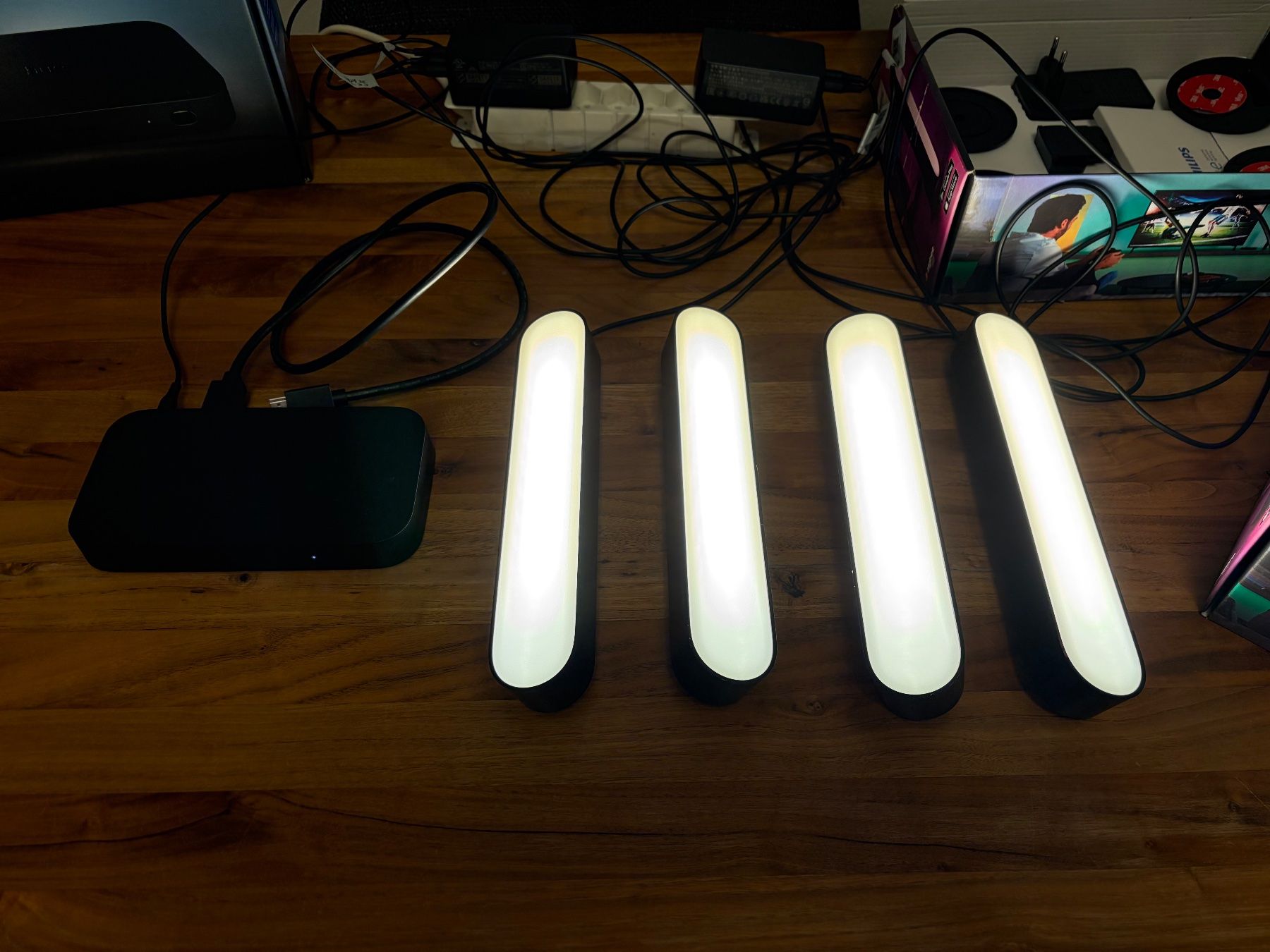 Philips Home Cinema: Philips Hue Play HDMI Sync Box + 4x Philips Hue Play – Usato da Hergiswil NW venduto da Feybyen 2
