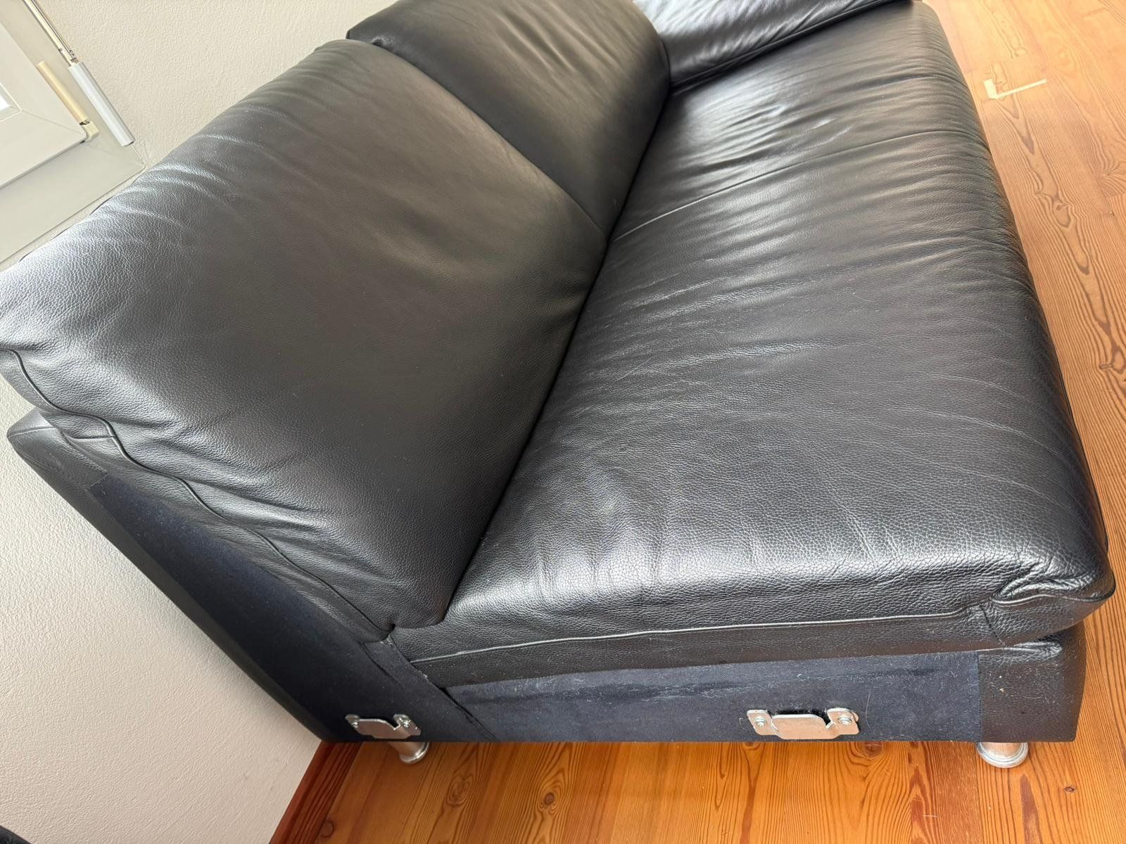 Sofas: Schwarzes Ecksofa mit Hocker, Leder, Top Zustand, Sofas – D'occasion à Scharans par cve_y7cr 4