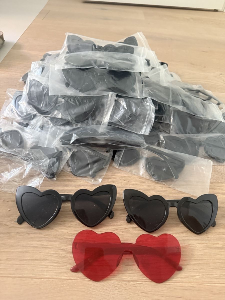 Brillen & Gläser: Sonnenbrillen Herzform schwarz 51 Stk. – Neu und originalverpackt aus Allschwil von EmmiJa