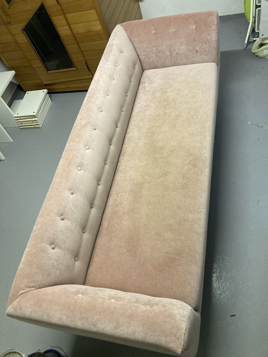 Divani: Riverdale Sofa, Rosa Samt – Usato da Stäfa venduto da matrat 1