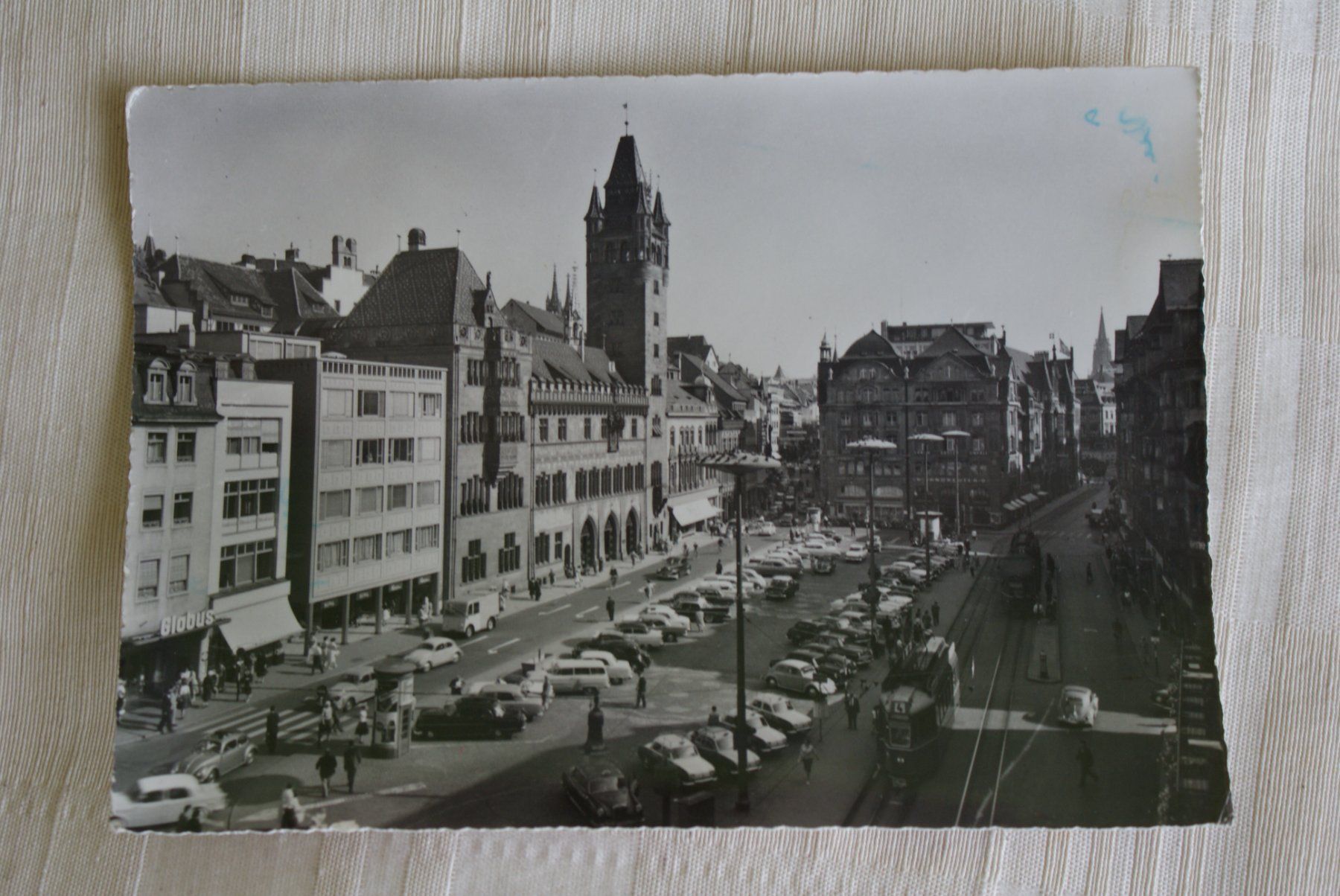Cartoline postali: Basel, Marktplatz, Rathaus, Oldtimer, Tram, Autos, Parkplatz – Usato da Herisau venduto da Saentis1