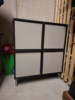 Regal mit 4 Fächern und Türen 95×80×40 cm  gratis