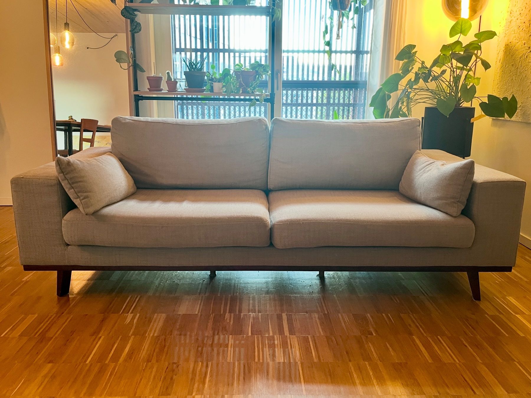 Sofas: Sofa hellgrau mit Holzfüssen neuwertiger Zustand – Gebraucht aus Zürich von Timsie