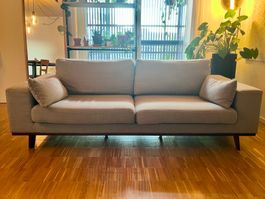 Sofa hellgrau mit Holzfüssen neuwertiger Zustand