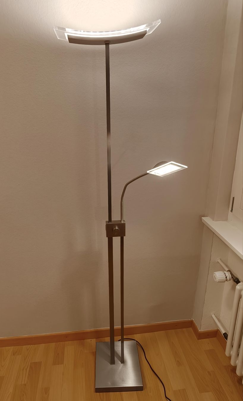 Lampes: Led Stehlampe mit Leselampe – D'occasion à Elgg par AlexanderH2002