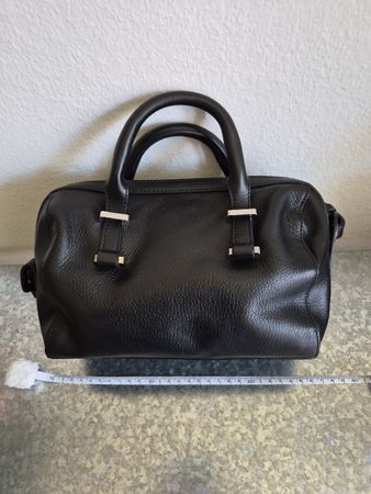 Schwarze Ledertasche von Massimo Dutti.