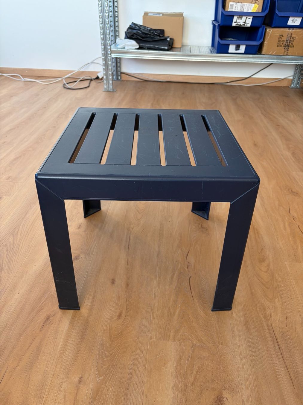 Tische: Gartentisch anthrazit Metall quadratisch Kratzer – Gebraucht aus Au ZH von gon_92g8 1