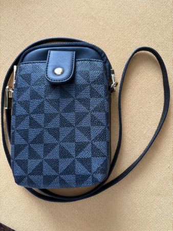 Neue Schwarze Smartphone-Tasche mit Bändel gemäss Bildern