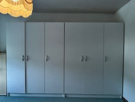 Schrank weiss 6 Tueren mit Griffen gebraucht