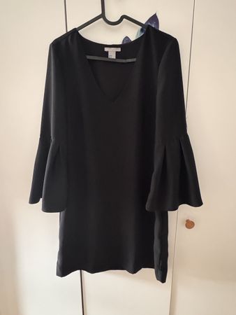 Élégante robe noir avec manches à volants - taille 36