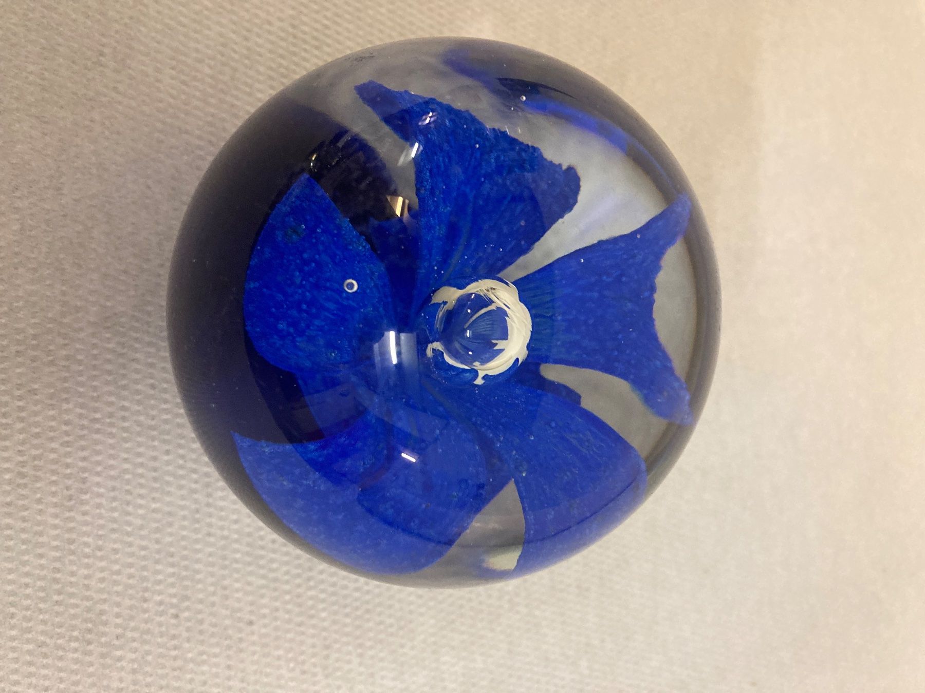 Gläser: Glas Dekokugel im Murano Stil mit blauer Blume – Gebraucht aus Winterthur von silen 2