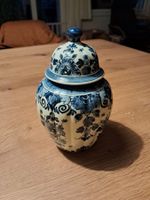 Fayence Deckelvase aus Delft