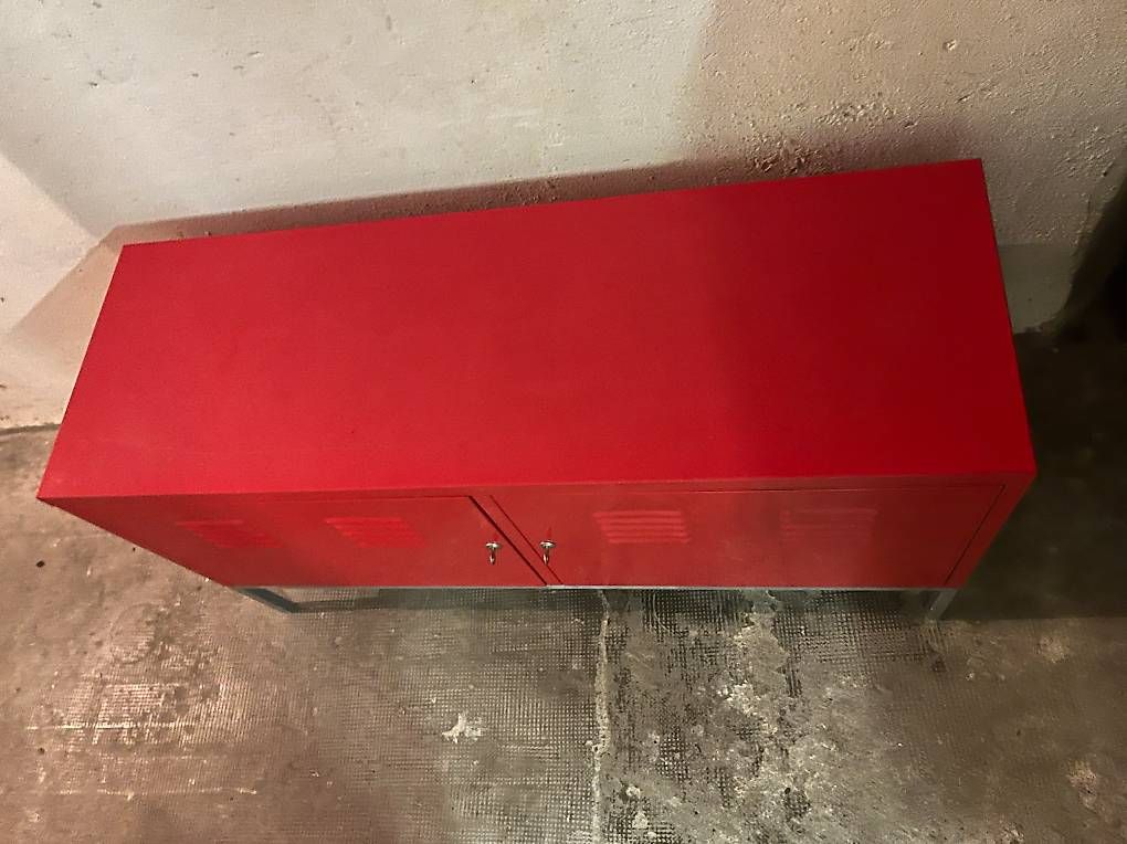 Armoires: Armoire Rouge en métale – D'occasion à Biel/Bienne par aml2520 2