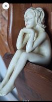 Figurine femme assise,, occasion.
